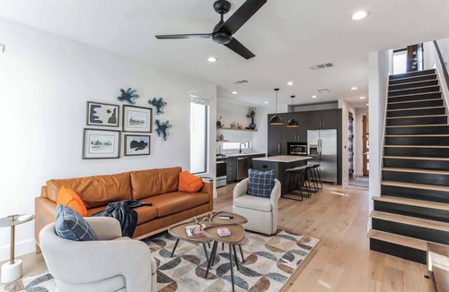 Holly House | Chic Austin Getaway – Brand New w/Rooftop Patio!