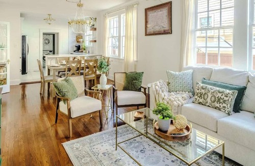 Touro House | Chic & Central w/Parking: Ideal 4 Families/Groups