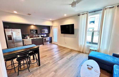East Cesar Chavez Condo | Chic Condo Trendy Eastside Early Check-In!