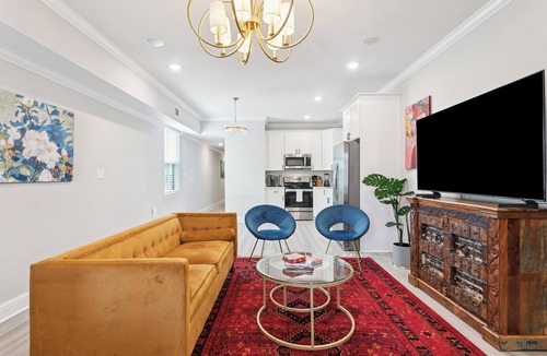 Mid-City House | Chic Group Retreat w/3 En-Suite Baths. Near French Quarter Walk to Streetcar
