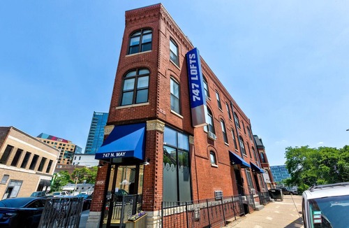 River West Apartment | Chicago Third Floor Studio by 747 Lofts