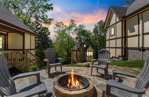 Eureka Springs Historic District Cabin | Chimney Nook at Tudor Suites
