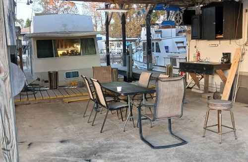 Springfield Boat Rental | Classic 2-bedroom , cabin yacht ,house boat ,in the bayou Springfield La