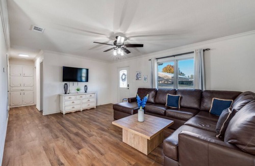 Pilot Point House | Clean 3-bedroom house with backyard in Pilot Point - BLUEBONNET