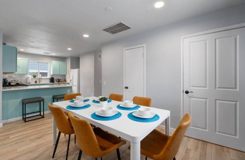 St. Johns House | Clean & Convenient Austin Stay, Fast Wi-Fi + Minutes to Airport & I-35!
