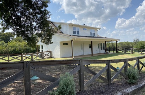 Lorena House | Close to Baylor & Silos: 3 BR Home Pickleball Court, Ping Pong Table & Barn