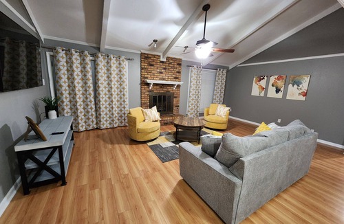 Red Chute Bed & Breakfast | Close to Louisiana Down's Casino. A charming 3-bedroom house, great amenities!