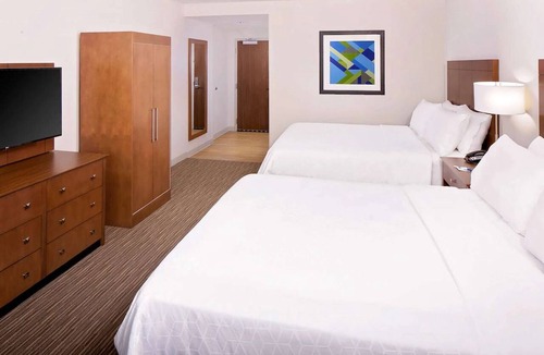 Red River Cultural District Hotel | Close to UT Austin + Pool. Bar. Free Breakfast.
