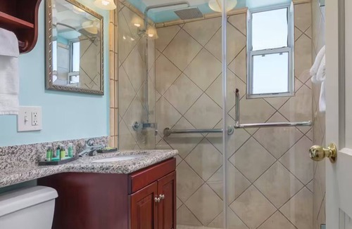 New Orleans Resort | Club Wyndham Avenue PlazanAparthotel with outdoor pool, near Caesars Superdome