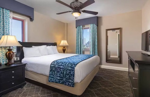 New Orleans Resort | Club Wyndham Avenue PlazanAparthotel with outdoor pool, near Caesars Superdome