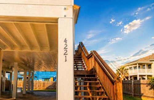 North Beach House | Coastal Chill Spot - Cozy 2BR Villa By The Beach
