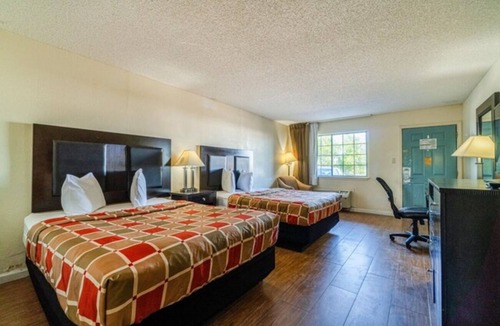 Port Lavaca Hotel | Coastal Comfort Stay w/Seasonal Pool | Spacious Room Near Lighthouse Beach!