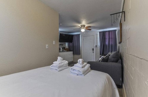 San Jacinto Apartment | Coastal Cottage 6, Across Street from Beach