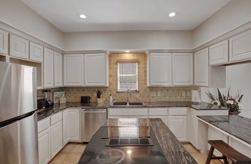 South Side House | Coastal Escape + 20min DT + Beach + Pets OK + 5BR