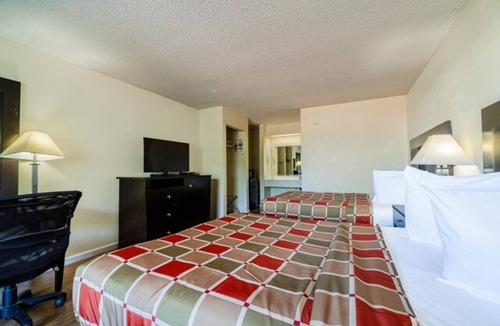 Port Lavaca Hotel | Coastal Explorer Room w/Onsite Seasonal Pool | Minutes to Lighthouse Beach