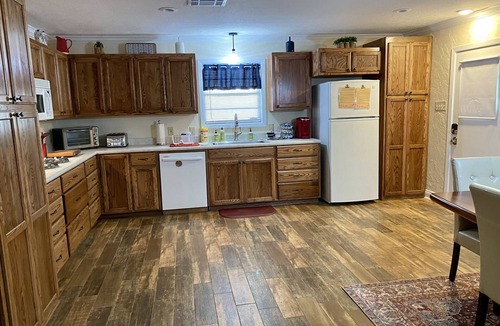 Lake Charles House | College St B&B -Close to Casinos/Pet Friendly!