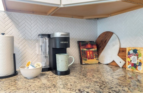 Central East Austin House | Colorful Home with Private Yard with fast Wifi - Walk to East 6th - Sleeps 6