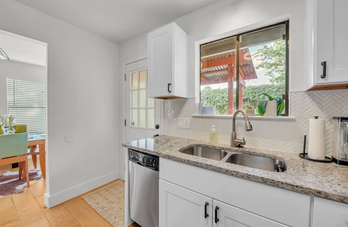 Central East Austin House | Colorful Home with Private Yard with fast Wifi - Walk to East 6th - Sleeps 6
