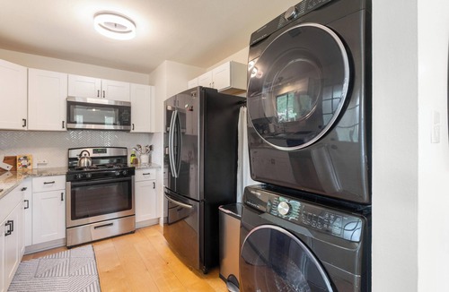 Central East Austin House | Colorful Home with Private Yard with fast Wifi - Walk to East 6th - Sleeps 6