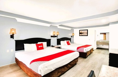 Oakville Hotel | Comfort and Convenience! Pet Friendly Stay with Parking & Pool