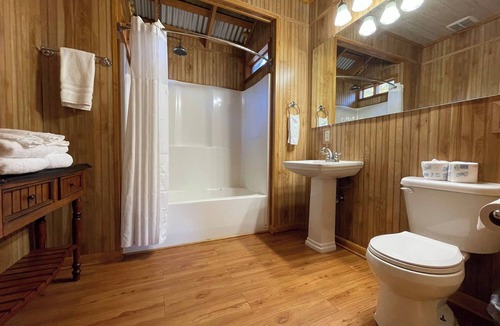 Zwolle Cabin | Comfortable 1-Bedroom Cabin with Full Kitchen, Vaulted Ceiling & Outdoor Space