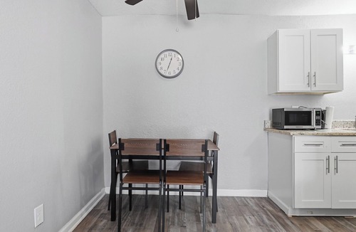 South Arlington Apartment | Comfortable 1BR townhome with full kitchen