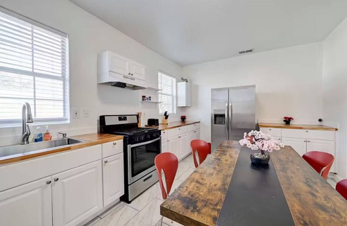 Rosewood House | Comfortable & Contemporary 3BR/2BA House - 5 Minutes to Downtown Austin
