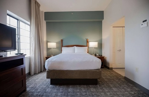 Highlands - Perkins Hotel | Comfortable Stay in Louisiana! Pets Allowed, Pool, Free Breakfast, Free Parking!