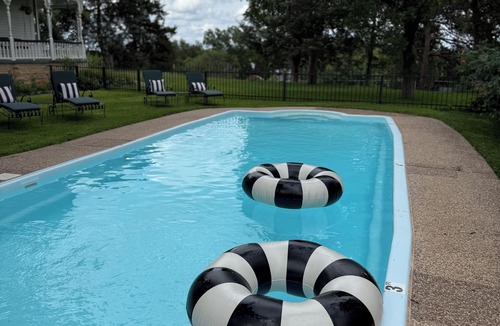 Weatherford Apartment | Comfy 2bedroom/1 bath apt, with a pool, large patio, near downtown Weatherford.