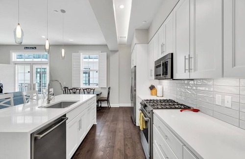 Central Business District Apartment | Condo on St. Charles - Streetcars, Parking, Pool!