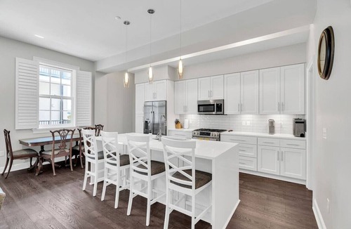 Central Business District Apartment | Condo on St. Charles - Streetcars, Parking, Pool!