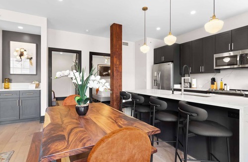 Arts/Warehouse District Apartment | Connecting 6 Bedroom W/2 Living Rooms Sleeps 16
