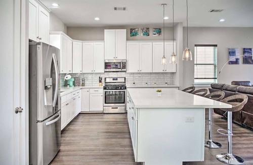 Riverside Terrace House | Contemporary 3 Bedroom Home - Minutes from Texas Medical Center