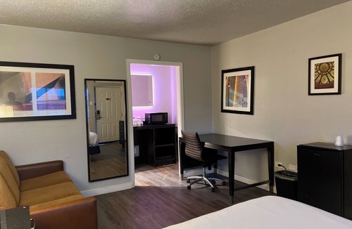 Lafayette Bed & Breakfast | Contemporary King Studio Studio