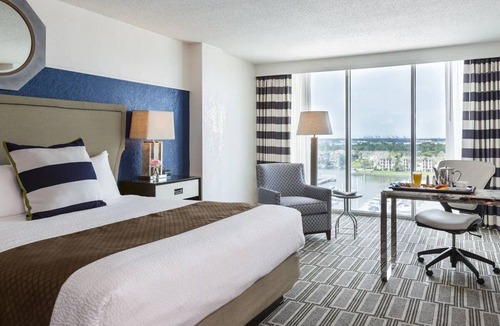 League City Hotel | Contemporary Room – Steps from Nature Trails and Near NASA Space Center