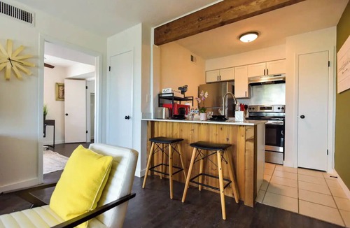 Dallas Apartment | Contemporary Unit 303, Toluca 98