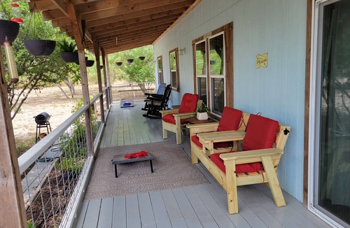 Dinero Cabin | Coopers Retreat Cabin on two acres with Hottub, sleeps 4 - Mathis TX