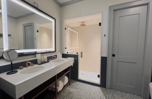 Central Business District Hotel | Copper Vine Winepub & Inn