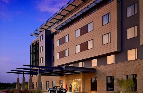 Bee Cave Apartment | Corner King Room | Rooftop Lounge, Free Parking, Near Hill Country Galleria
