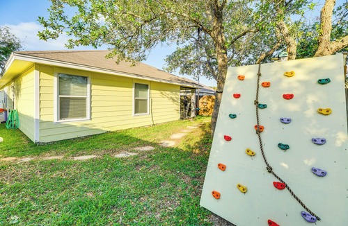Flour Bluff House | Corpus Christi Home w/Patio < 10 Mi to Beach