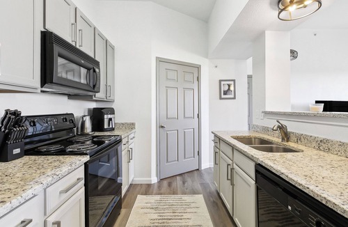 Mid City South Condo | Cosy 1-bedroom Condo Near LSU at the Reserve Cedar Lodge - Ready to move-in