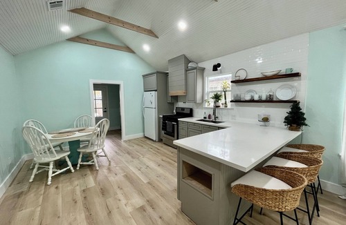 La Porte House | Cottage Beach House in La Porte - Near NASA & Kemah