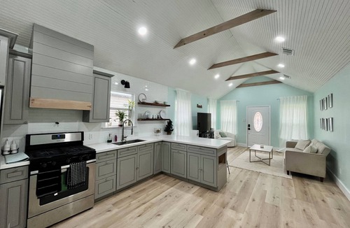 La Porte House | Cottage Beach House in La Porte - Near NASA & Kemah