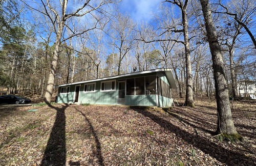 Jones Mills Cottage | Cottage in the woods. In a safe gated community near Lake Catherine.