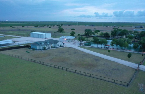 Robstown Bed & Breakfast | Country Home - with 10 Acres - Private Pond - RV - Event Venue - Horses Welcome
