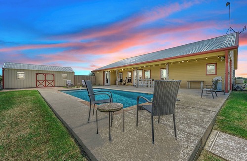 Brookshire House | Countryside Texas Sanctuary Enjoy Sunrises & Sunsets, Grill, Firepit & Longhorns