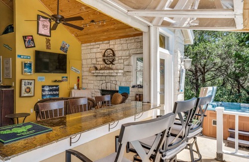 Helotes House | Couples Retreat with hot tub and steam room