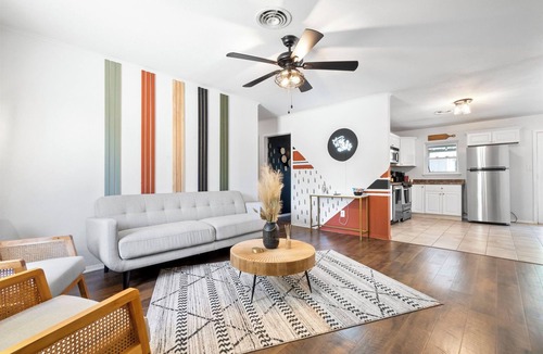 Weatherford House | Court-side Cottage - Near Love Street Pickleball Courts and Family Park!