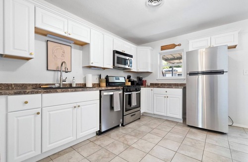 Weatherford House | Court-side Cottage - Near Love Street Pickleball Courts and Family Park!