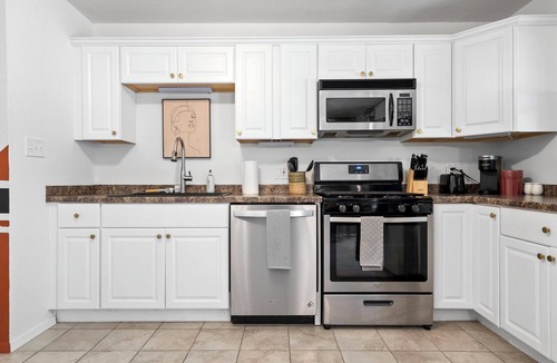 Weatherford House | Court-side Cottage - Near Love Street Pickleball Courts and Family Park!